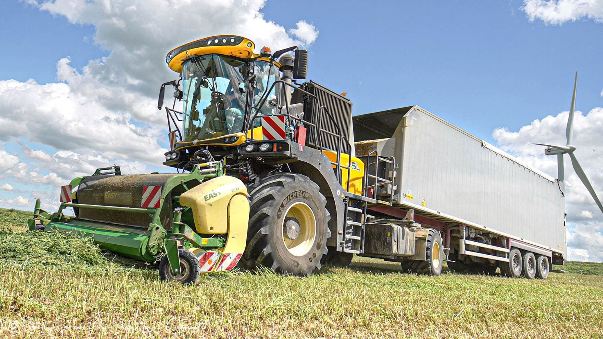 Tracteur avec remorque dans campagne